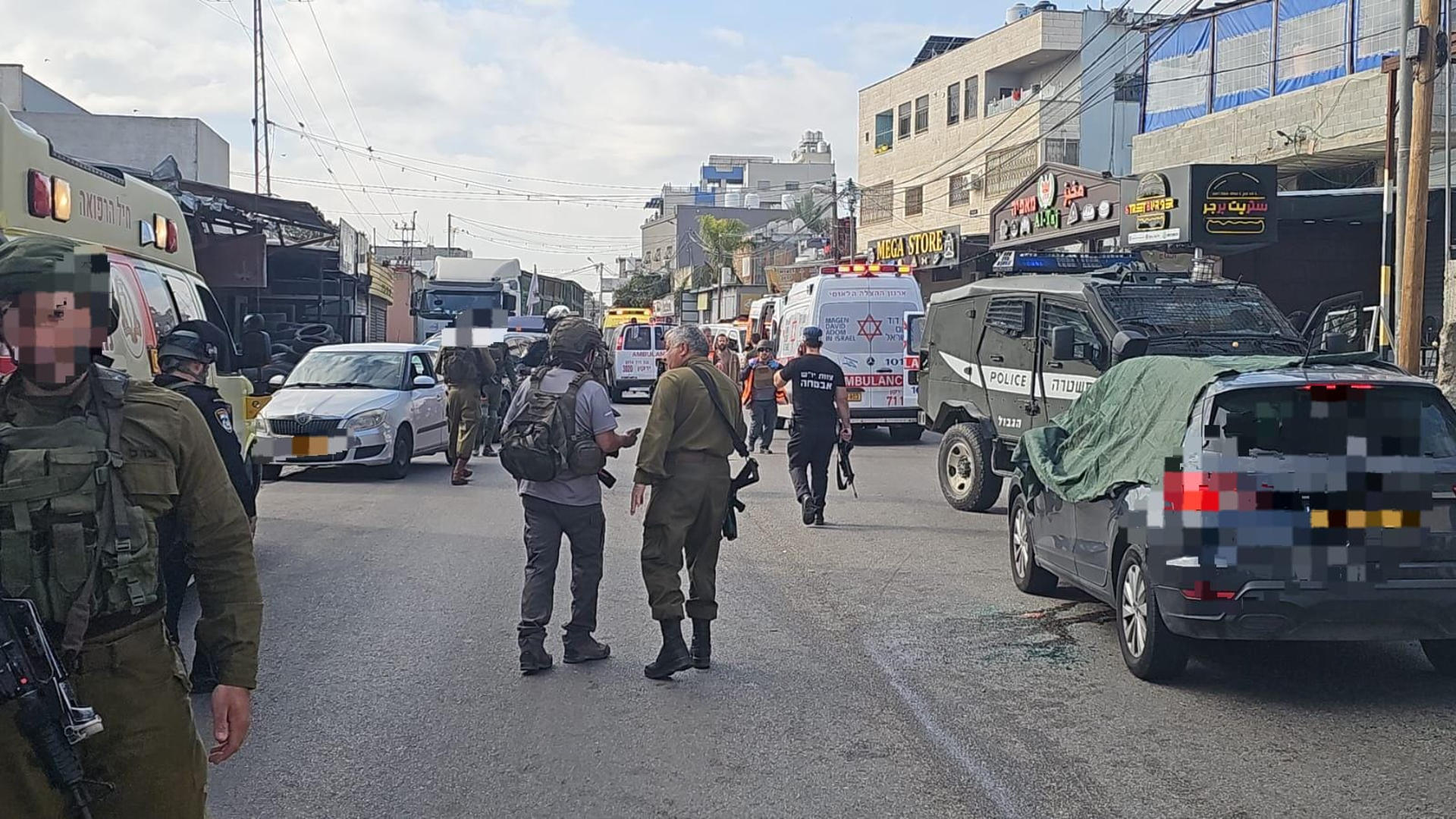 Tres israelíes murieron este lunes en un ataque palestino por disparos contra un autobús, en el área de Al Funduk, una aldea palestina en el norte de Cisjordania ocupada rodeada de asentamientos de colonos. EFE/Servicio de emergencias israelí Magen David Adom (MDA)