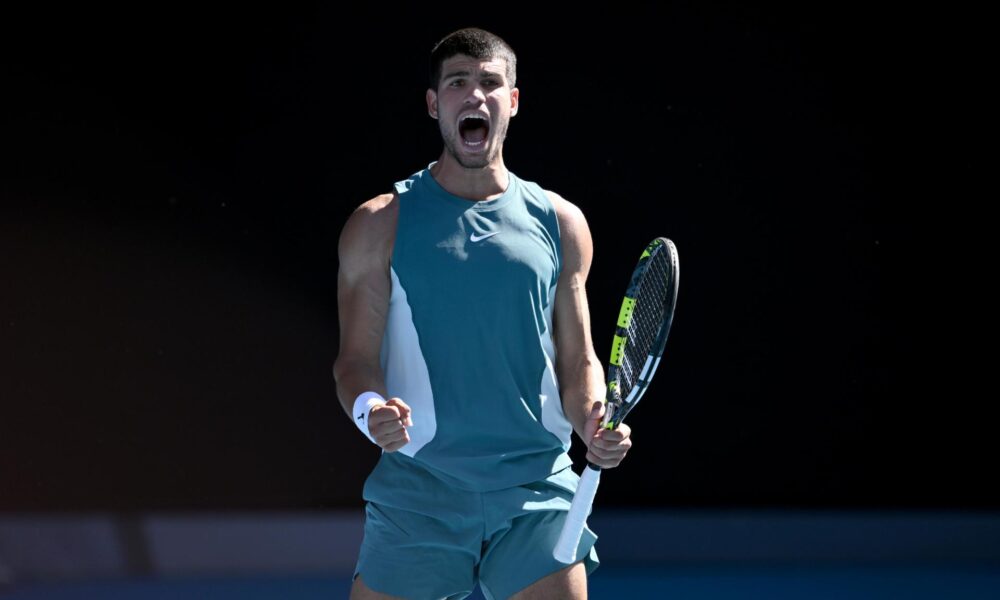 El tenista español Carlos Alcaraz (I) celebra la victoria en su partido de la tercera ronda contra el portugués Nuno Borges durante el Abierto de Australia en el Melbourne Park. EFE/EPA/JOEL CARRETT