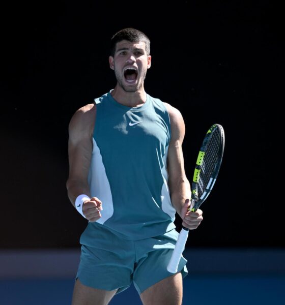 El tenista español Carlos Alcaraz (I) celebra la victoria en su partido de la tercera ronda contra el portugués Nuno Borges durante el Abierto de Australia en el Melbourne Park. EFE/EPA/JOEL CARRETT