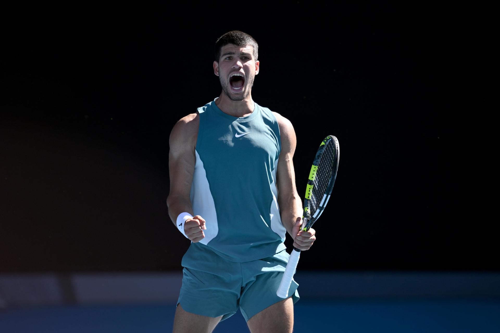 El tenista español Carlos Alcaraz (I) celebra la victoria en su partido de la tercera ronda contra el portugués Nuno Borges durante el Abierto de Australia en el Melbourne Park. EFE/EPA/JOEL CARRETT