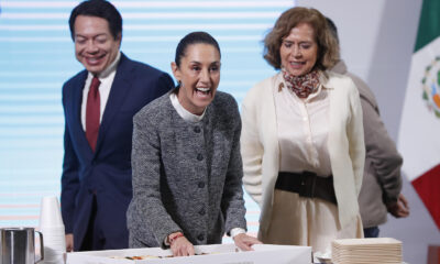 La presidenta de México, Claudia Sheinbaum, parte una Rosca de Reyes durante una rueda de prensa este lunes, en el Palacio Nacional de la Ciudad de México (México). EFE/ Mario Guzmán