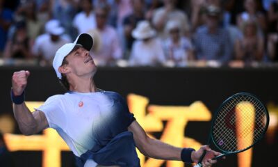 Alex De Miñaur celebra su triunfo ante Francisco Cerundolo en el Abierto de Australia. EFE/EPA/JOEL CARRETT AUSTRALIA AND NEW ZEALAND OUT