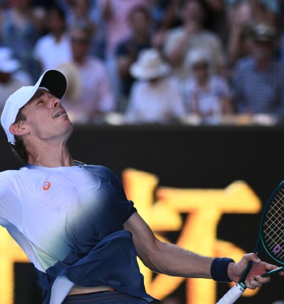 Alex De Miñaur celebra su triunfo ante Francisco Cerundolo en el Abierto de Australia. EFE/EPA/JOEL CARRETT AUSTRALIA AND NEW ZEALAND OUT