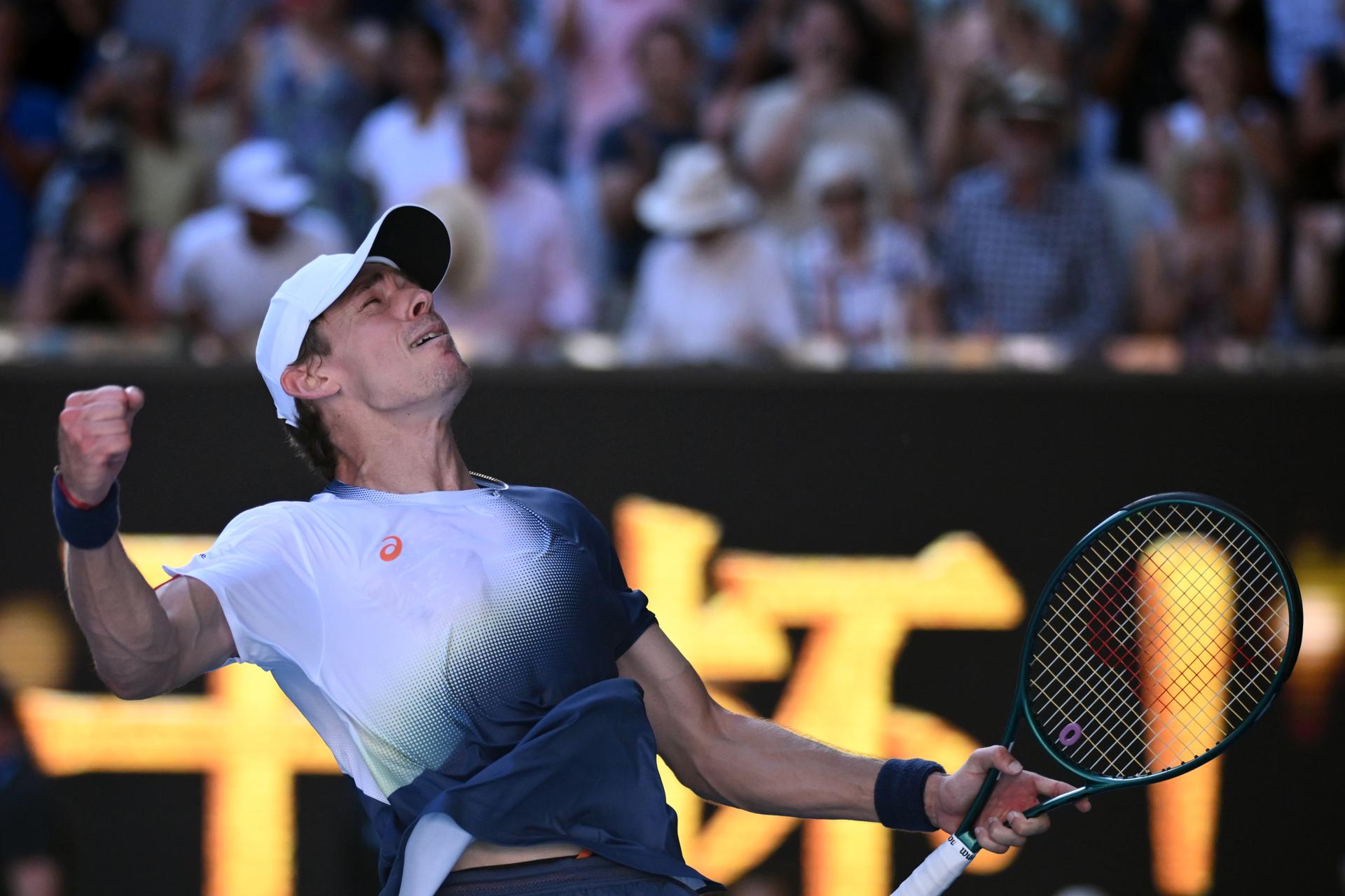 Alex De Miñaur celebra su triunfo ante Francisco Cerundolo en el Abierto de Australia. EFE/EPA/JOEL CARRETT AUSTRALIA AND NEW ZEALAND OUT