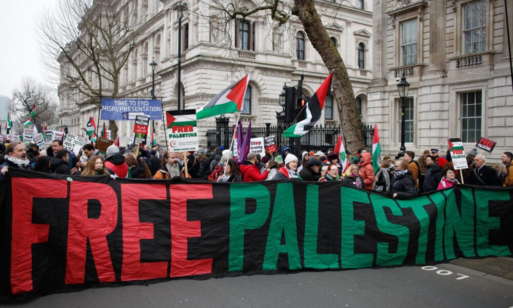 Activistas propalestinos se manifiestan este sábado, 18 de junio de 2025, en Londres. Decenas de personas se manifestaron este sábado en Londres para pedir la retirada de las tropas israelíes de Gaza y la liberación de los palestinos detenidos ilegalmente, en vísperas de que entre en vigor el alto el fuego acordado entre Israel y Hamás. EFE/EPA/DAVID CLIFF