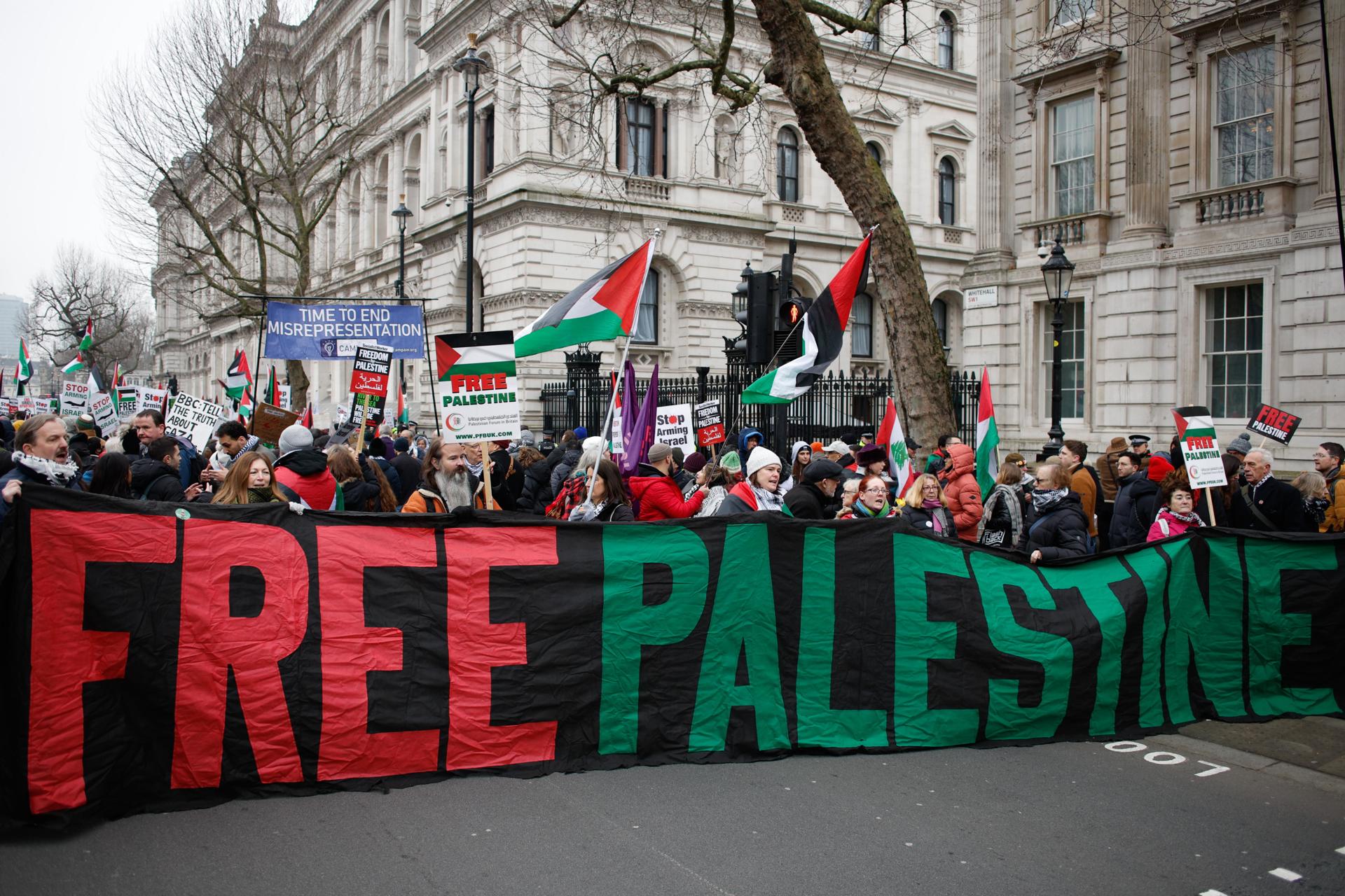 Activistas propalestinos se manifiestan este sábado, 18 de junio de 2025, en Londres. Decenas de personas se manifestaron este sábado en Londres para pedir la retirada de las tropas israelíes de Gaza y la liberación de los palestinos detenidos ilegalmente, en vísperas de que entre en vigor el alto el fuego acordado entre Israel y Hamás. EFE/EPA/DAVID CLIFF