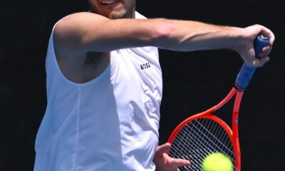 El estadounidense Taylor Fritz, cuarto favorito del Abierto de Australia, ratificó este martes en Melbourne que es uno de los tenistas en ascenso del circuito al derrotar a su compatriota Jenson Brooksby y sellar su paso a la segunda ronda. EFE/EPA/JOEL CARRETT