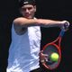 El estadounidense Taylor Fritz, cuarto favorito del Abierto de Australia, ratificó este martes en Melbourne que es uno de los tenistas en ascenso del circuito al derrotar a su compatriota Jenson Brooksby y sellar su paso a la segunda ronda. EFE/EPA/JOEL CARRETT