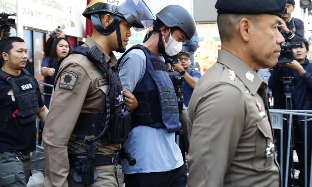 Bangkok (Thailand), 13/01/2025.- Thai national Ekalak Paenoi (C), a suspected gunman who allegedly killed former Cambodia opposition Member of Parliament Lim Kimya, is escorted by Thai police officers to court for remand, at Chana Songkhram police station in Bangkok, Thailand, 13 January 2025. According to the Royal Thai Police, cooperation between the Thai and Cambodian police led to the arrest of a Thai gunman who allegedly shot Lim Kimya, a former opposition Member of Parliament, in Bangkok on 07 January 2025. (Camboya, Tailandia) EFE/EPA/NARONG SANGNAK