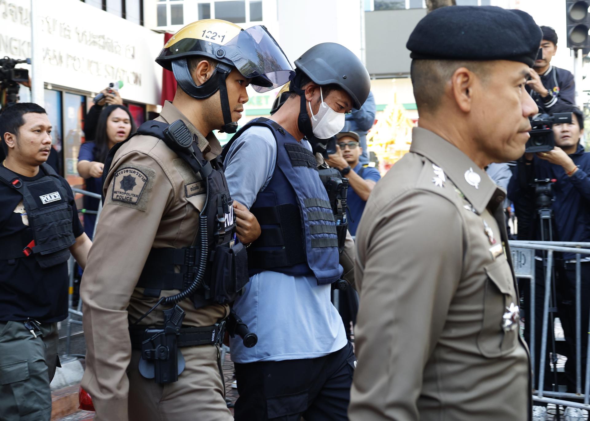 Bangkok (Thailand), 13/01/2025.- Thai national Ekalak Paenoi (C), a suspected gunman who allegedly killed former Cambodia opposition Member of Parliament Lim Kimya, is escorted by Thai police officers to court for remand, at Chana Songkhram police station in Bangkok, Thailand, 13 January 2025. According to the Royal Thai Police, cooperation between the Thai and Cambodian police led to the arrest of a Thai gunman who allegedly shot Lim Kimya, a former opposition Member of Parliament, in Bangkok on 07 January 2025. (Camboya, Tailandia) EFE/EPA/NARONG SANGNAK