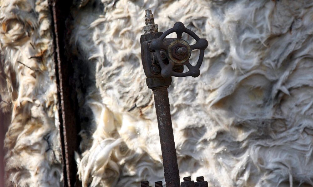 Imagen de archivo de la llave de paso de un tanque de gas en la planta de Union Carbide en la ciudad india de Bhopal, en Madhya Pradesh. EFE/Harish Tyagi