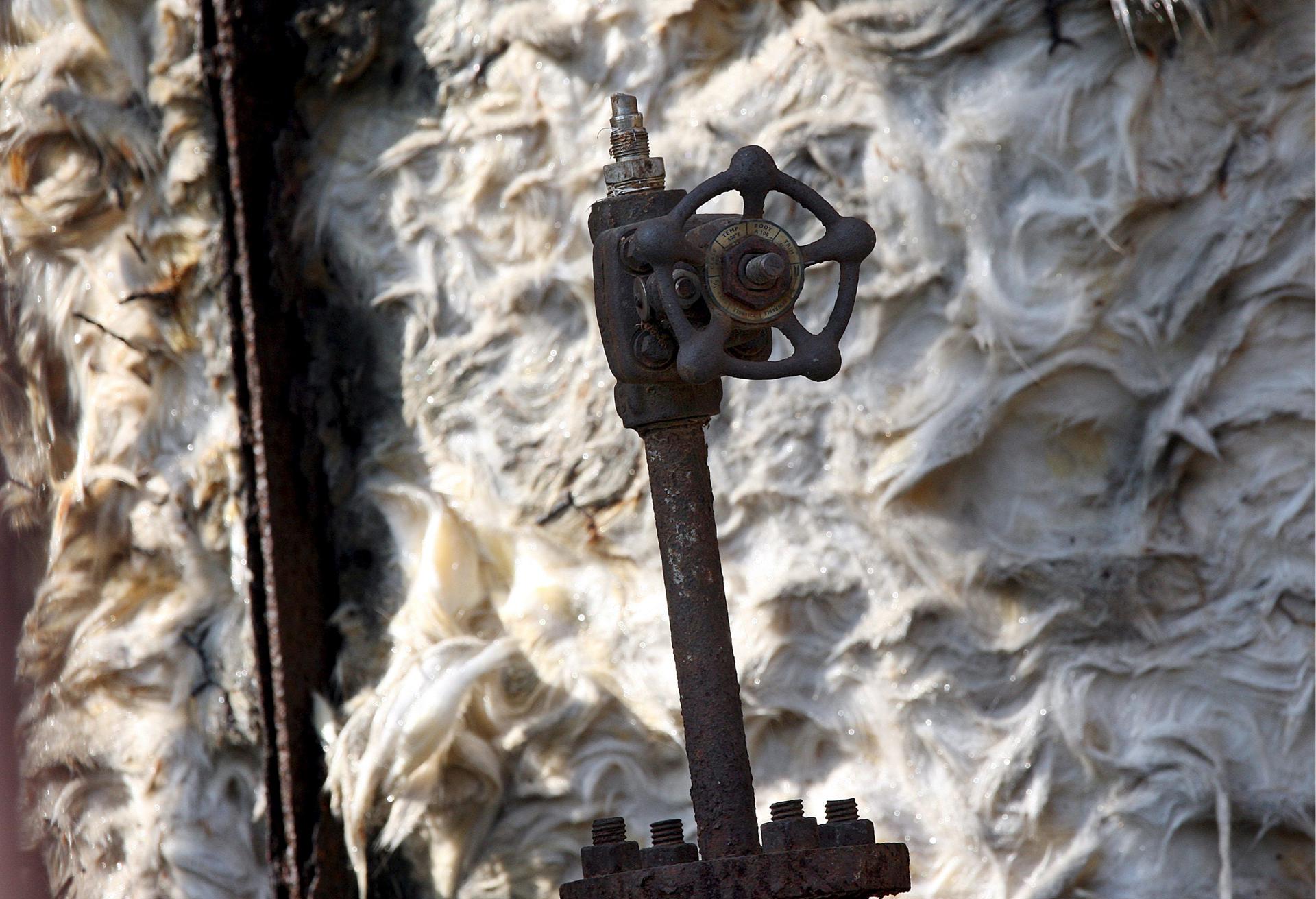 Imagen de archivo de la llave de paso de un tanque de gas en la planta de Union Carbide en la ciudad india de Bhopal, en Madhya Pradesh. EFE/Harish Tyagi