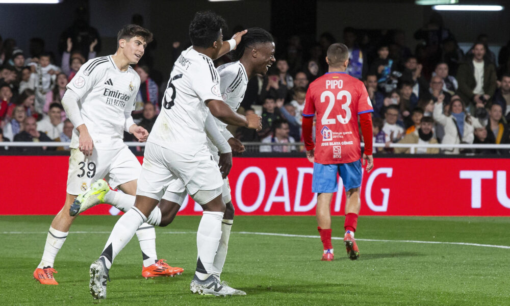 El centrocampista francés del Real Madrid Eduardo Camavinga (3i) celebra el segundo gol ante de la Deportiva Minera durante el partido correspondiente a los dieciseisavos de final de la Copa del Rey, que están disputando este lunes en el estadio Cartagonova en Cartagena. EFE/Marcial Guillén