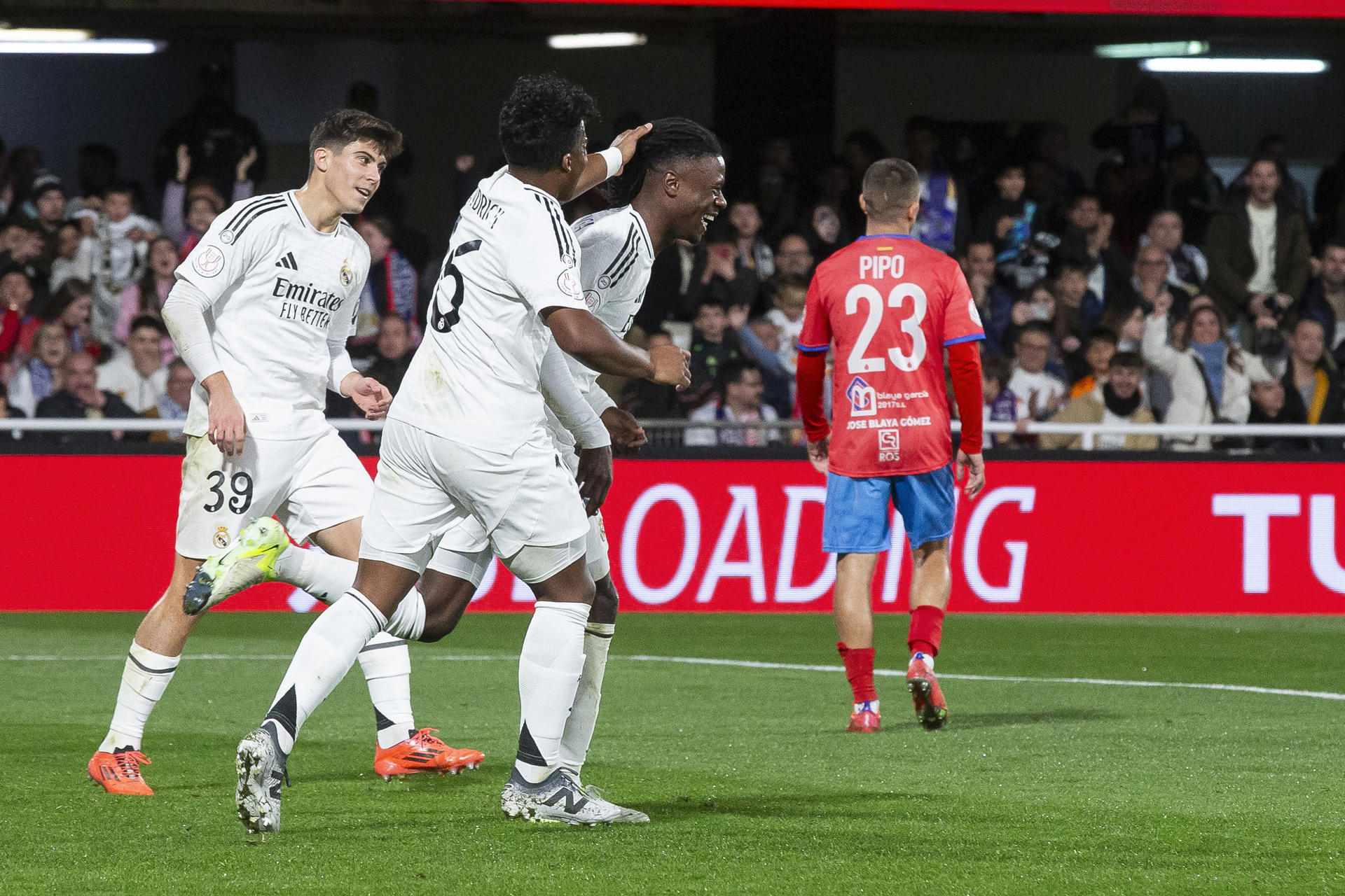 El centrocampista francés del Real Madrid Eduardo Camavinga (3i) celebra el segundo gol ante de la Deportiva Minera durante el partido correspondiente a los dieciseisavos de final de la Copa del Rey, que están disputando este lunes en el estadio Cartagonova en Cartagena. EFE/Marcial Guillén