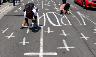 Imagen de archivo de manifestantes que pintan cruces en una calle en honor a los 72 migrantes asesinados en Tamaulipas, durante un acto de protesta frente a la embajada de EE.UU., en Ciudad de México (México). EFE/ Jorge Núñez