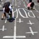 Imagen de archivo de manifestantes que pintan cruces en una calle en honor a los 72 migrantes asesinados en Tamaulipas, durante un acto de protesta frente a la embajada de EE.UU., en Ciudad de México (México). EFE/ Jorge Núñez