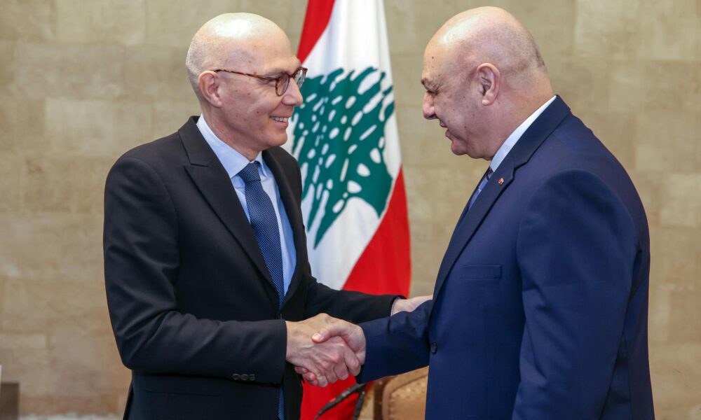 Una fotografía proporcionada por la Oficina de Prensa de la Presidencia libanesa muestra al presidente libanés Joseph Aoun (D) dando la bienvenida al Alto Comisionado de las Naciones Unidas para los Derechos Humanos, Volker Turk (I), en el Palacio Presidencial en Baabda, Líbano, el 16 de enero de 2025. El Alto Comisionado de la ONU, Turk, comenzó su visita a Siria y Líbano del 14 al 16 de enero, llegando a Damasco el martes.  (Líbano, Siria, Damasco) EFE/EPA/OFICINA DE PRENSA DE LA PRESIDENCIA LIBANESA MATERIAL DE MANO USO EDITORIAL SOLAMENTE/SIN VENTAS