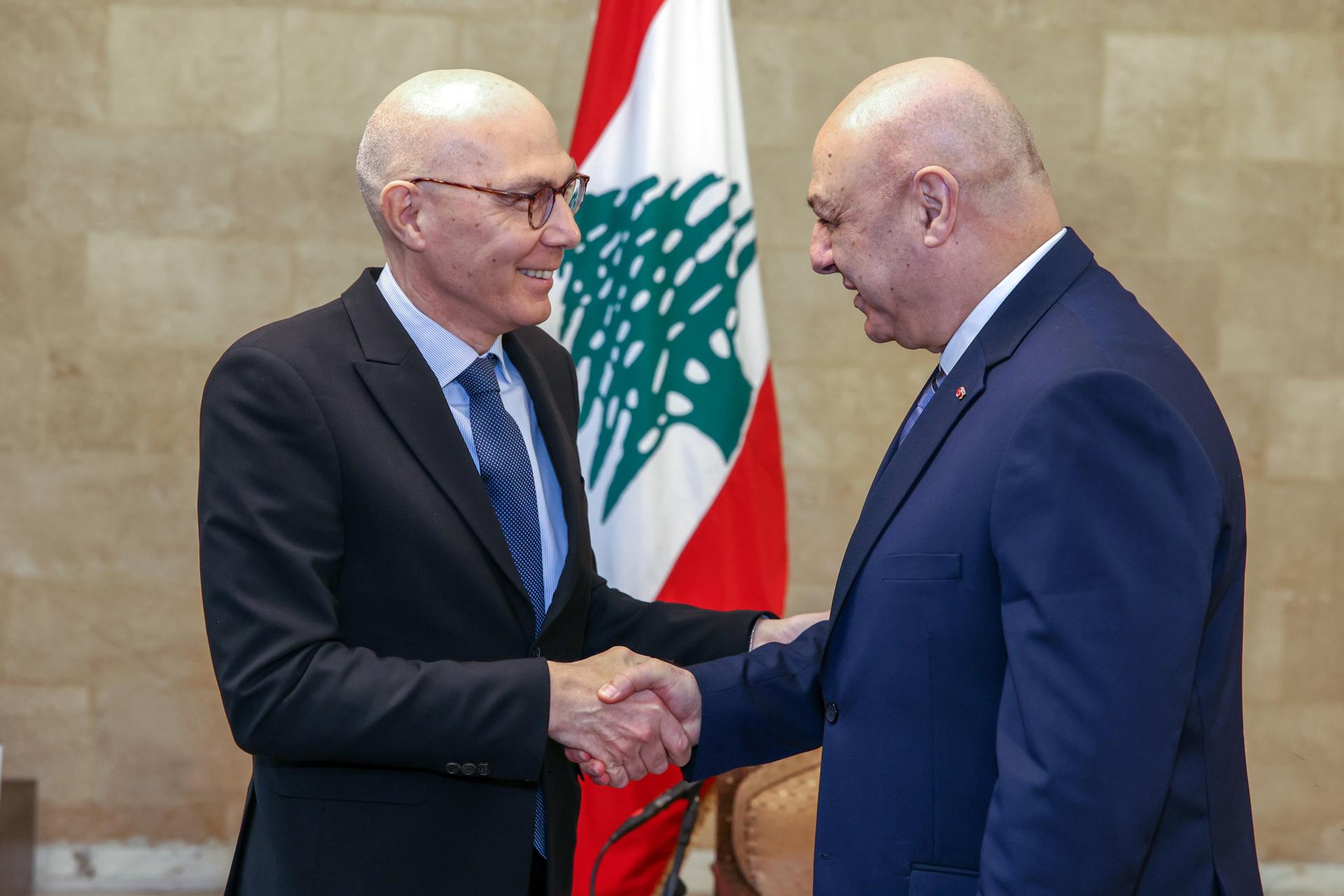 Una fotografía proporcionada por la Oficina de Prensa de la Presidencia libanesa muestra al presidente libanés Joseph Aoun (D) dando la bienvenida al Alto Comisionado de las Naciones Unidas para los Derechos Humanos, Volker Turk (I), en el Palacio Presidencial en Baabda, Líbano, el 16 de enero de 2025. El Alto Comisionado de la ONU, Turk, comenzó su visita a Siria y Líbano del 14 al 16 de enero, llegando a Damasco el martes.  (Líbano, Siria, Damasco) EFE/EPA/OFICINA DE PRENSA DE LA PRESIDENCIA LIBANESA MATERIAL DE MANO USO EDITORIAL SOLAMENTE/SIN VENTAS