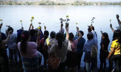 Activistas contra la minería participan en un homenaje a tres compañeros asesinados en 2009, este sábado en Sensuntepeque (El Salvador). EFE/ Rodrigo Sura