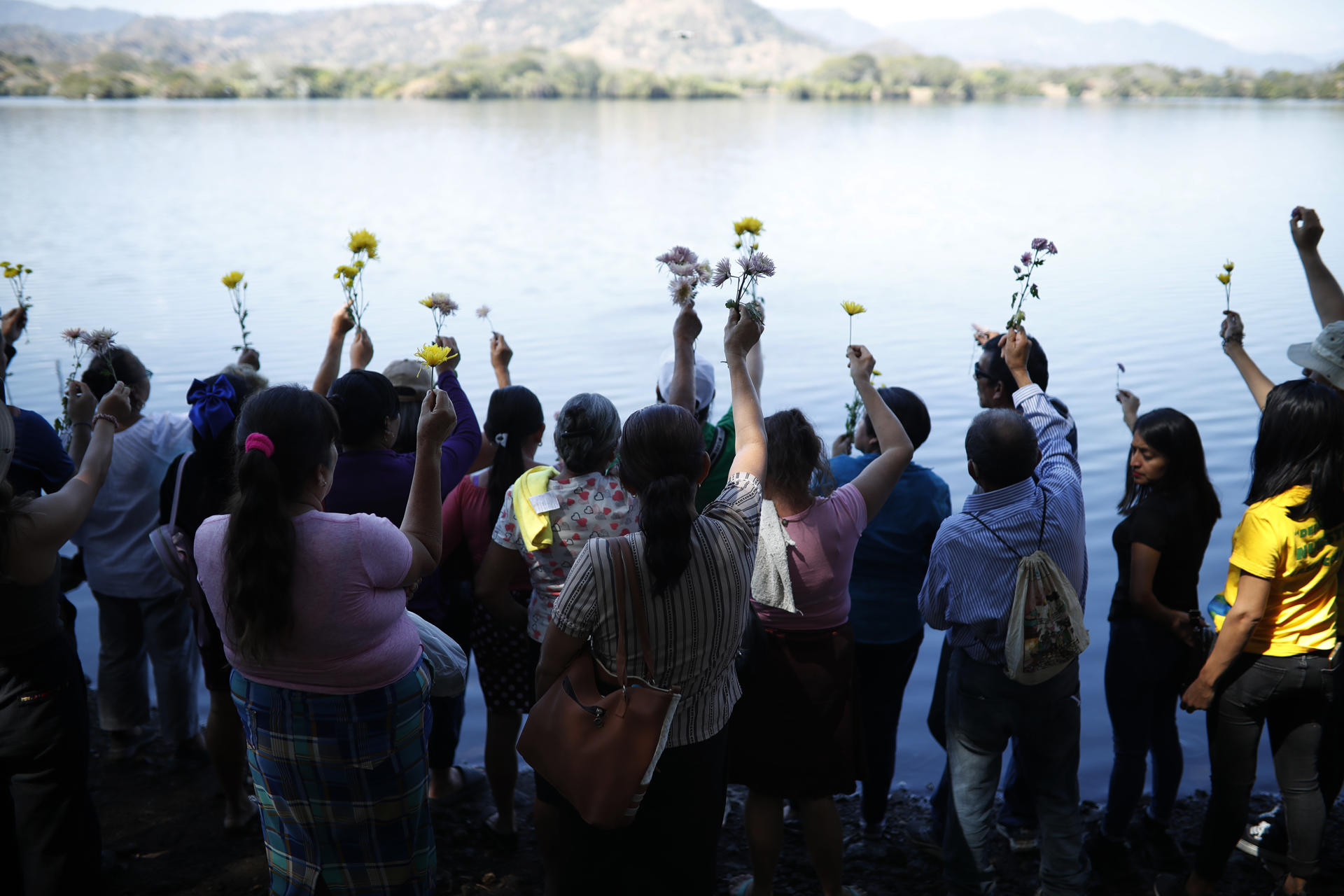 Activistas contra la minería participan en un homenaje a tres compañeros asesinados en 2009, este sábado en Sensuntepeque (El Salvador). EFE/ Rodrigo Sura