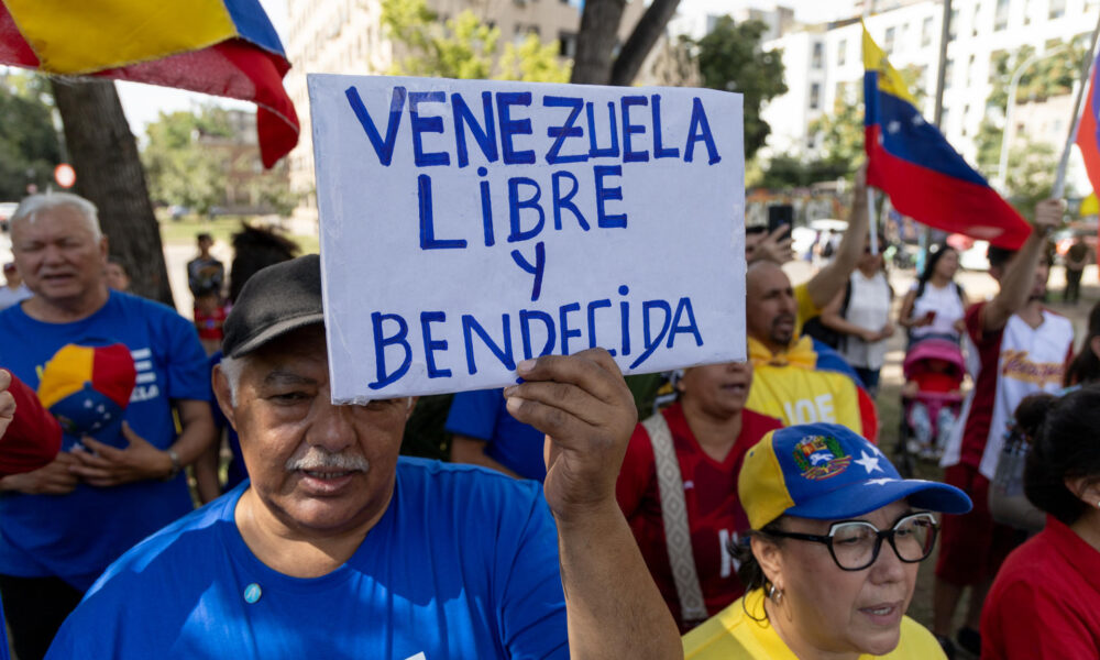 Un hombre sostiene un cartel durante una manifestación convocada por el Comando con Venezuela este sábado en Santiago (Chile). EFE/ Ailen Díaz