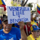 Un hombre sostiene un cartel durante una manifestación convocada por el Comando con Venezuela este sábado en Santiago (Chile). EFE/ Ailen Díaz