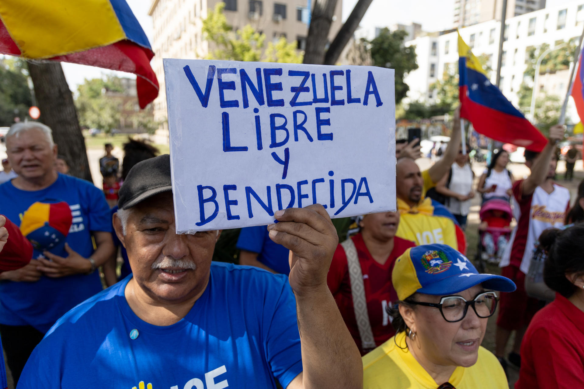 Un hombre sostiene un cartel durante una manifestación convocada por el Comando con Venezuela este sábado en Santiago (Chile). EFE/ Ailen Díaz