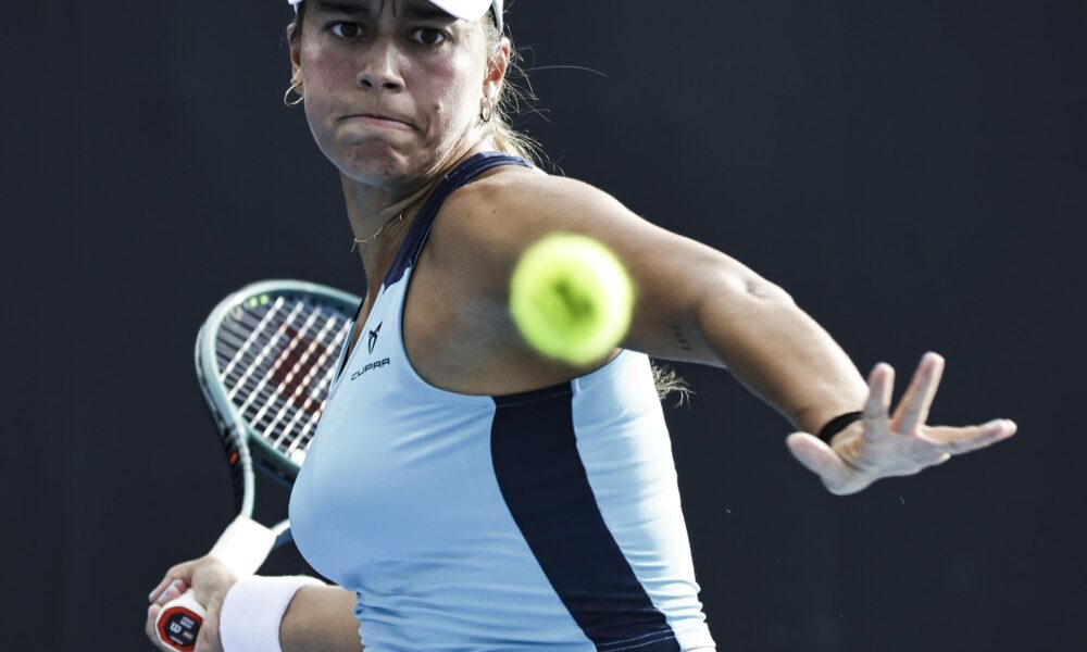 La tenista española Jessica Bouzas Maneiro en acción durante el partido de la primera ronda de individuales femeninos contra la inglesa Sonay Kartal en el Abierto de Australia en Melbourne. EFE/EPA/ROLEX DELA PENA