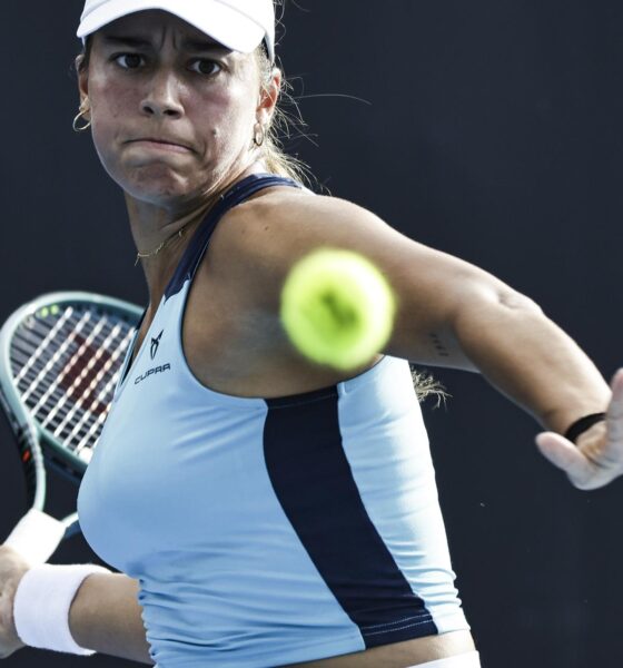 La tenista española Jessica Bouzas Maneiro en acción durante el partido de la primera ronda de individuales femeninos contra la inglesa Sonay Kartal en el Abierto de Australia en Melbourne. EFE/EPA/ROLEX DELA PENA