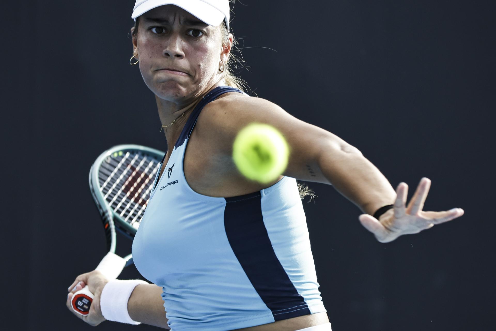 La tenista española Jessica Bouzas Maneiro en acción durante el partido de la primera ronda de individuales femeninos contra la inglesa Sonay Kartal en el Abierto de Australia en Melbourne. EFE/EPA/ROLEX DELA PENA