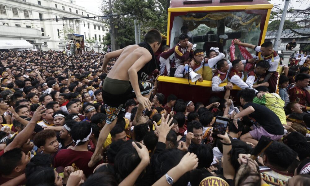 Fieles católicos tratan de acercarse este jueves al Nazareno Negro en la procesión de esta venerada imagen en Manila. EFE/EPA/FRANCIS R. MALASIG