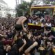 Fieles católicos tratan de acercarse este jueves al Nazareno Negro en la procesión de esta venerada imagen en Manila. EFE/EPA/FRANCIS R. MALASIG