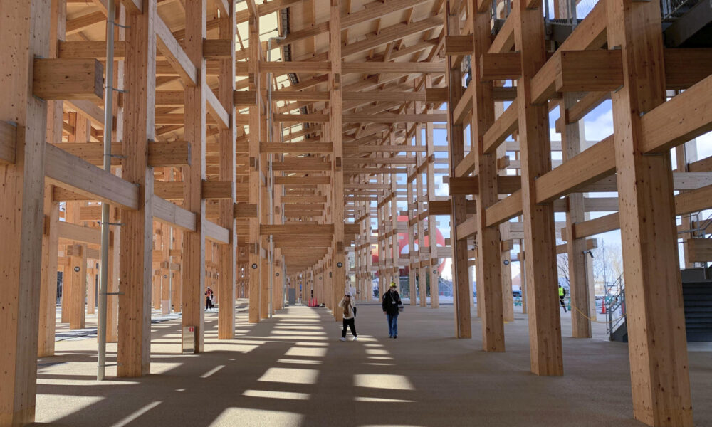 Vista desde el interior del Grand Ring, la construcción circular de dos kilómetros de longitud, entre 12 y 20 metros de alto y 30 de ancho, dentro de la que se ubicarán la mayoría de las atracciones de la Expo de Osaka. EFE/ Sara Rodríguez Pachón