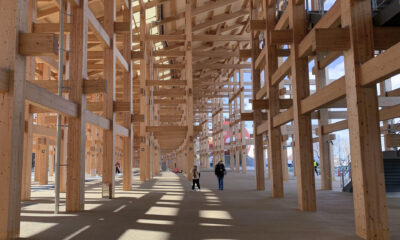 Vista desde el interior del Grand Ring, la construcción circular de dos kilómetros de longitud, entre 12 y 20 metros de alto y 30 de ancho, dentro de la que se ubicarán la mayoría de las atracciones de la Expo de Osaka. EFE/ Sara Rodríguez Pachón