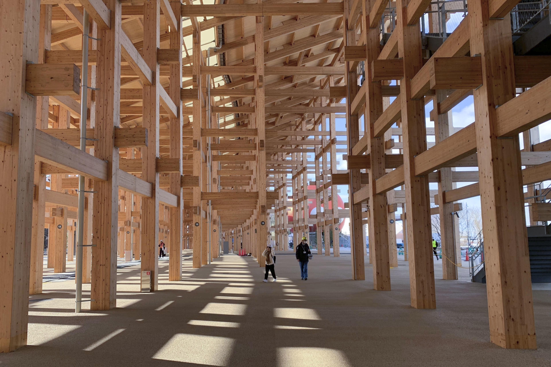 Vista desde el interior del Grand Ring, la construcción circular de dos kilómetros de longitud, entre 12 y 20 metros de alto y 30 de ancho, dentro de la que se ubicarán la mayoría de las atracciones de la Expo de Osaka. EFE/ Sara Rodríguez Pachón