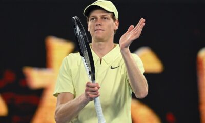 Jannik Sinner celebra tras ganar su partido de segunda ronda contra el australiano Tristan Schoolkate en el Abierto de Australia. EFE/EPA/LUKAS COCH