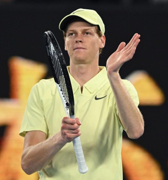 Jannik Sinner celebra tras ganar su partido de segunda ronda contra el australiano Tristan Schoolkate en el Abierto de Australia. EFE/EPA/LUKAS COCH