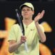 Jannik Sinner celebra tras ganar su partido de segunda ronda contra el australiano Tristan Schoolkate en el Abierto de Australia. EFE/EPA/LUKAS COCH