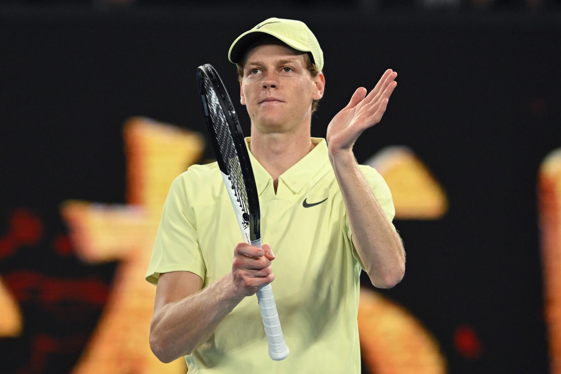 Jannik Sinner celebra tras ganar su partido de segunda ronda contra el australiano Tristan Schoolkate en el Abierto de Australia. EFE/EPA/LUKAS COCH