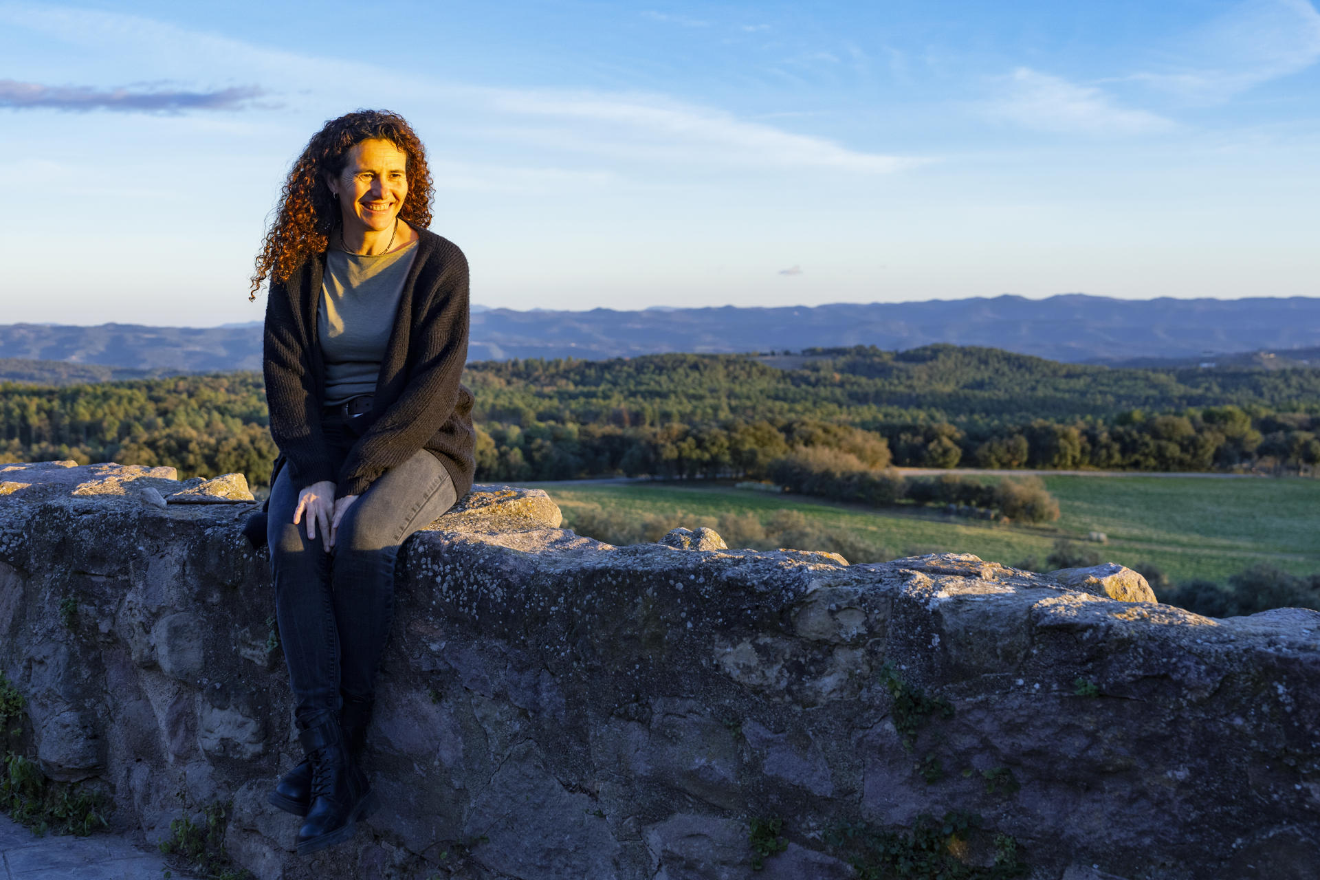 Es enero y la tarde languidece en la Serra de Degollats, una masía ubicada en la Cataluña central con unas vistas privilegiadas de los Pirineos. Desde allí, Rosa Romero Font (Sant Hipòlit de Voltregà, Barcelona, 1969), una de las mujeres pioneras del Dakar, sigue a distancia, aunque no sin cierta melancolía, la presente edición del rally más duro del mundo que se disputa en Arabia Saudí. EFE/Siu Wu