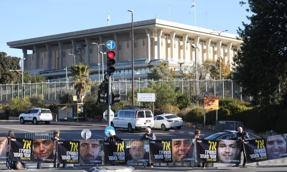 Manifestantes con fotografías de rehenes israelíes retenidos por Hamás en Gaza se manifiestan frente a la Knesset, el Parlamento israelí, pidiendo su liberación, en Jerusalén, el 14 de enero de 2025. EFE/EPA/ABIR SULTAN