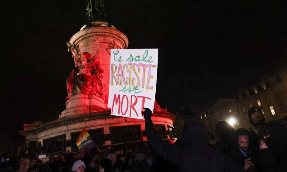 Un hombre muestra un cartel que dice 'El Racista Sucio está Muerto' durante un encuentro en la Plaza de la República en París, Francia, el 07 de enero de 2025, para celebrar la muerte de Jean-Marie Le Pen, el exlíder del Frente Nacional. El político francés Le Pen falleció el 07 de enero de 2025, a la edad de 96 años. (Francia) EFE/EPA/TERESA SUAREZ