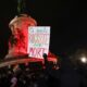 Un hombre muestra un cartel que dice 'El Racista Sucio está Muerto' durante un encuentro en la Plaza de la República en París, Francia, el 07 de enero de 2025, para celebrar la muerte de Jean-Marie Le Pen, el exlíder del Frente Nacional. El político francés Le Pen falleció el 07 de enero de 2025, a la edad de 96 años. (Francia) EFE/EPA/TERESA SUAREZ