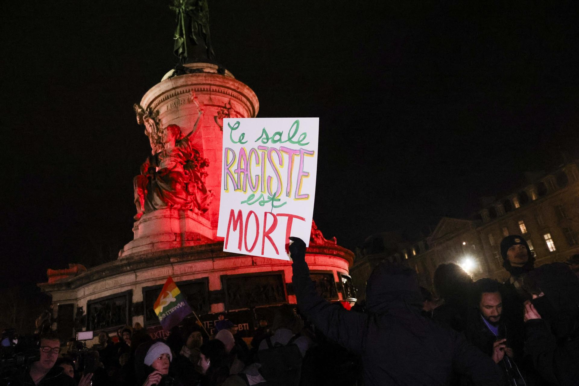 Un hombre muestra un cartel que dice 'El Racista Sucio está Muerto' durante un encuentro en la Plaza de la República en París, Francia, el 07 de enero de 2025, para celebrar la muerte de Jean-Marie Le Pen, el exlíder del Frente Nacional. El político francés Le Pen falleció el 07 de enero de 2025, a la edad de 96 años. (Francia) EFE/EPA/TERESA SUAREZ