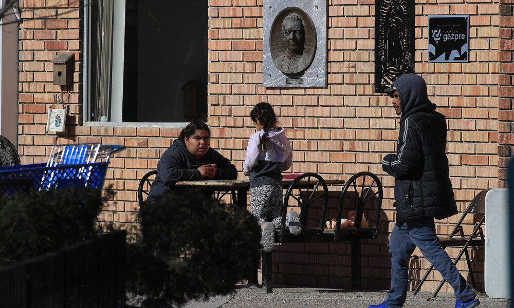 Migrantes permanecen en el albergue 'Casa del migrante' este domingo, en Ciudad Juárez (México). EFE/ Luis Torres