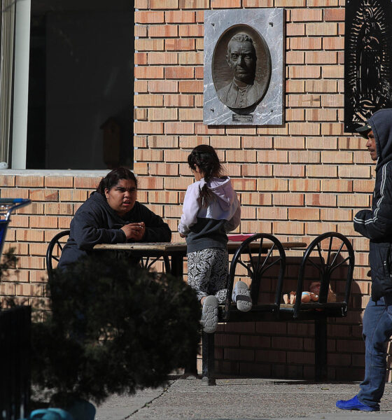 Migrantes permanecen en el albergue 'Casa del migrante' este domingo, en Ciudad Juárez (México). EFE/ Luis Torres