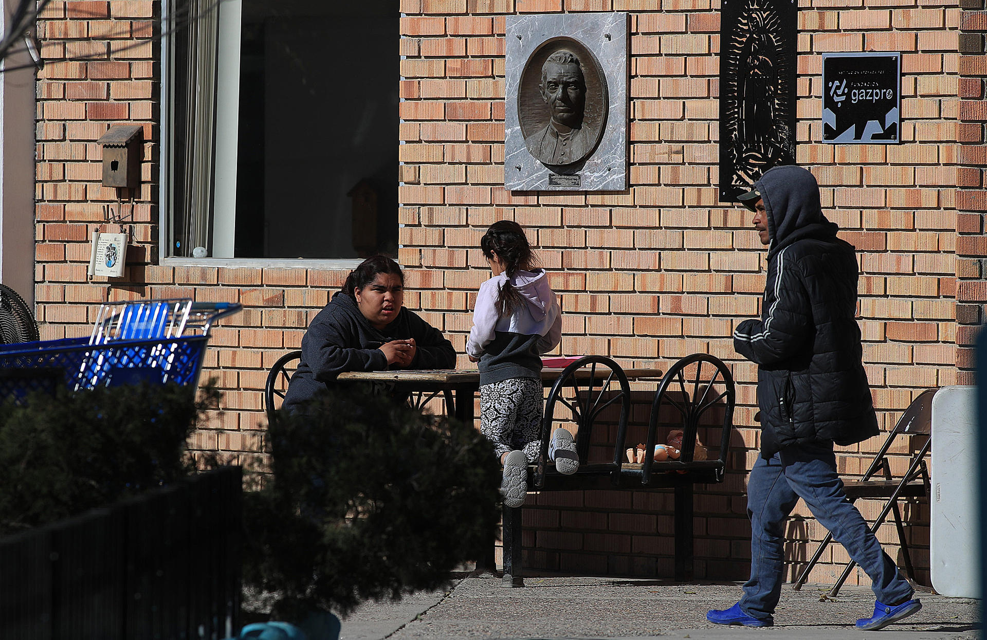 Migrantes permanecen en el albergue 'Casa del migrante' este domingo, en Ciudad Juárez (México). EFE/ Luis Torres