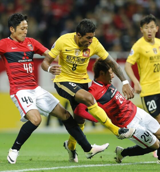 El jugador brasileño del Guangzhou Evergrande Paulinho (c) durante un partido de la Liga de Campeones de la AFC en el estadio Saitama al norte de Tokio, en 2016. EFE/Kimimasa Mayama/Archivo