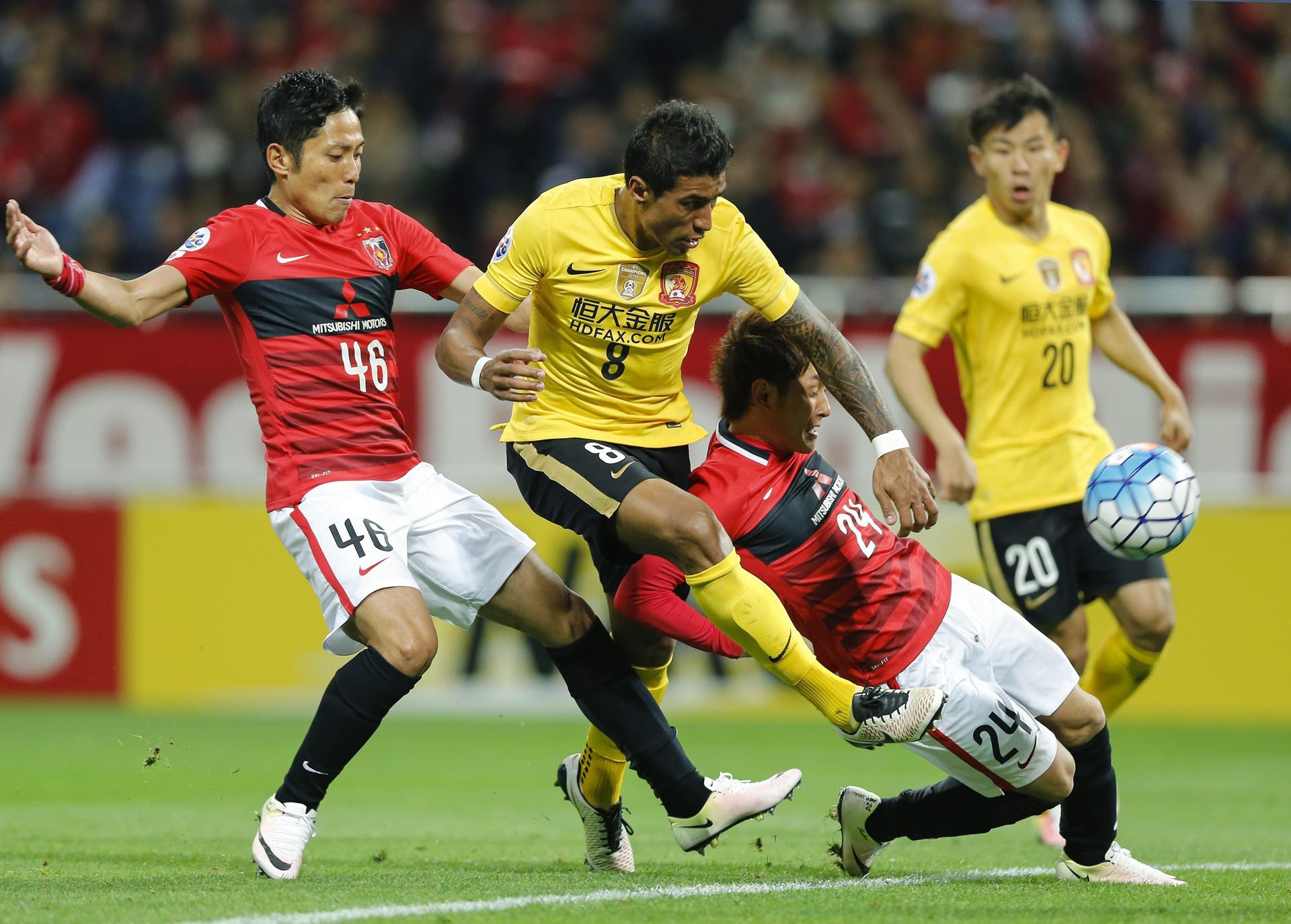 El jugador brasileño del Guangzhou Evergrande Paulinho (c) durante un partido de la Liga de Campeones de la AFC en el estadio Saitama al norte de Tokio, en 2016. EFE/Kimimasa Mayama/Archivo