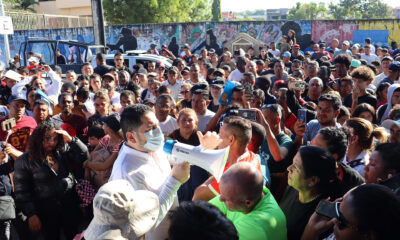 Personal del Instituto Nacional de Migración (INM) anuncia el cierre de oficinas de migración este lunes, en el municipio de Tapachula en Chiapas (México). EFE/ Juan Manuel Blanco